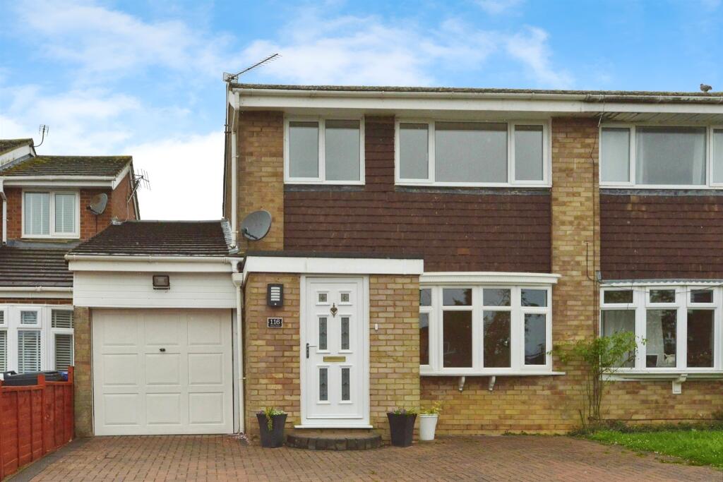 3 bedroom semidetached house for sale in Glebe Road, Deanshanger