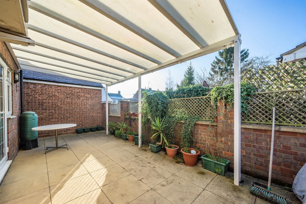 2 bedroom detached house for sale in Albion Road, Pitstone, Leighton