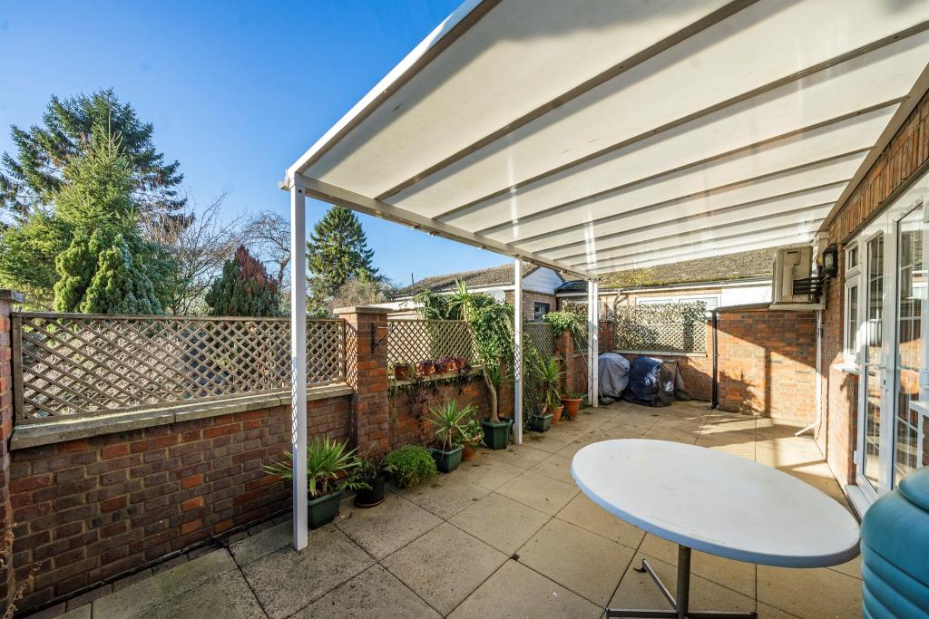 2 bedroom detached house for sale in Albion Road, Pitstone, Leighton