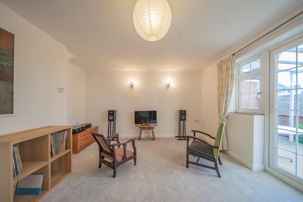 2 bedroom detached house for sale in Albion Road, Pitstone, Leighton