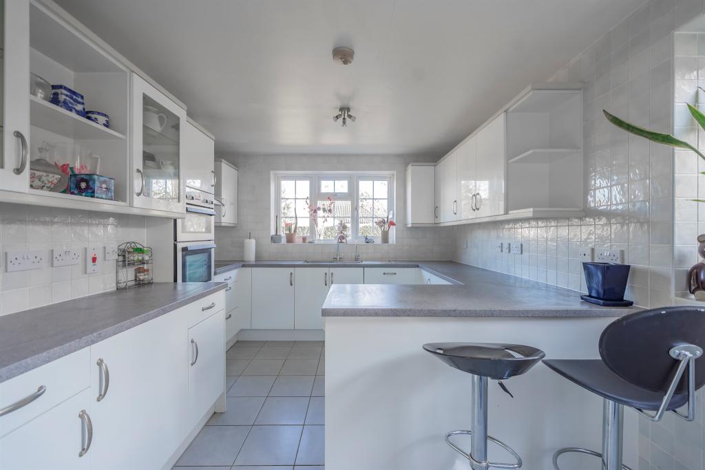 2 bedroom detached house for sale in Albion Road, Pitstone, Leighton