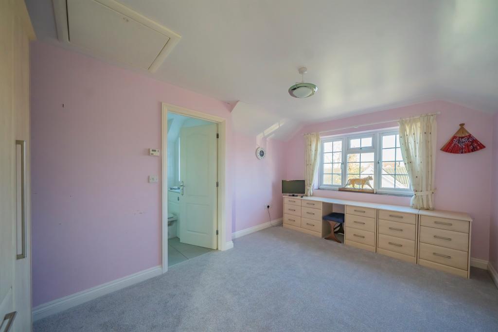 2 bedroom detached house for sale in Albion Road, Pitstone, Leighton