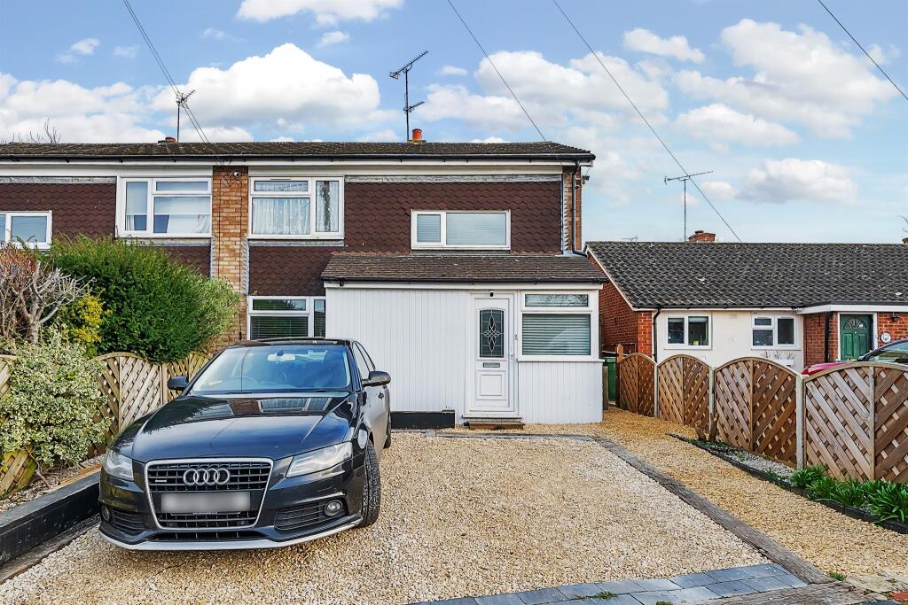 3 bedroom semidetached house for sale in Yardley Avenue, Pitstone