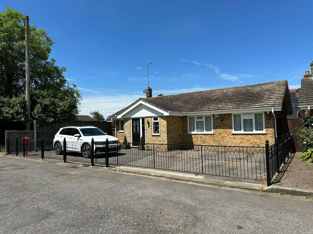 3 bedroom detached bungalow for sale in Grange Road, Pitstone, LU7