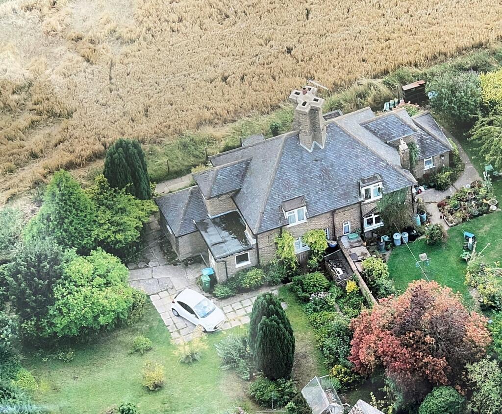 2 bedroom semidetached house for sale in Vicarage Road, Pitstone, LU7