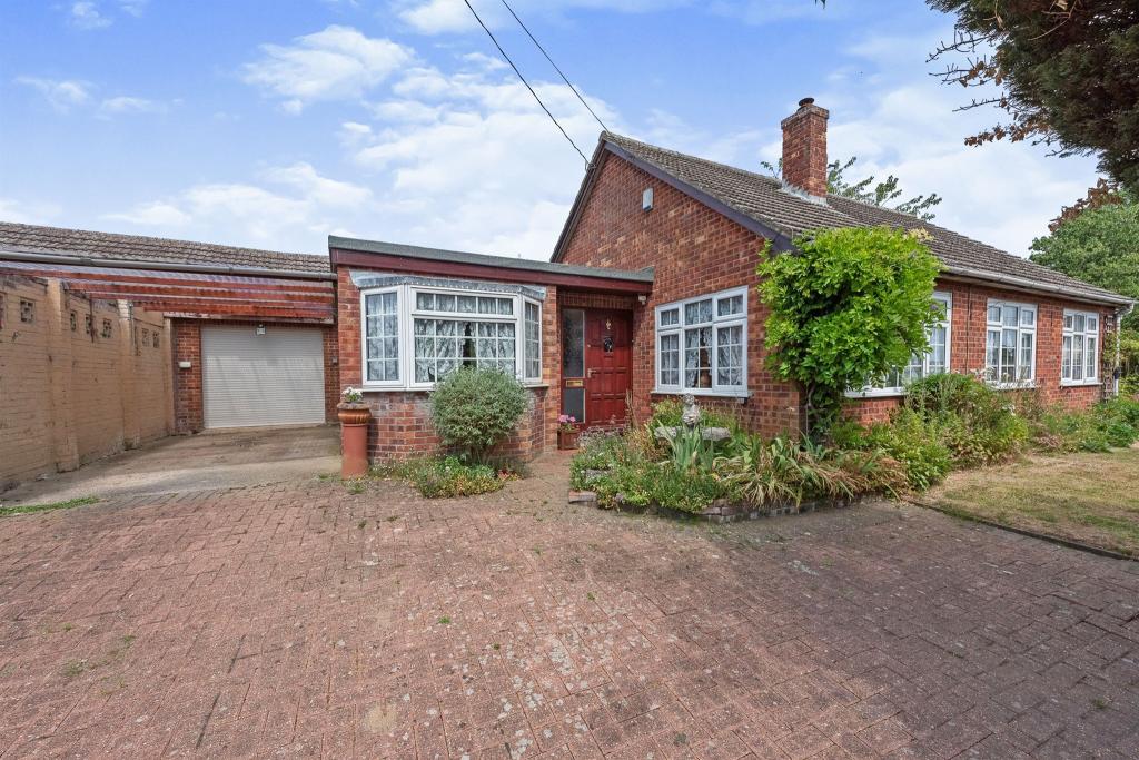 3 bedroom detached bungalow for sale in Burston Road, Shimpling, Diss, IP21