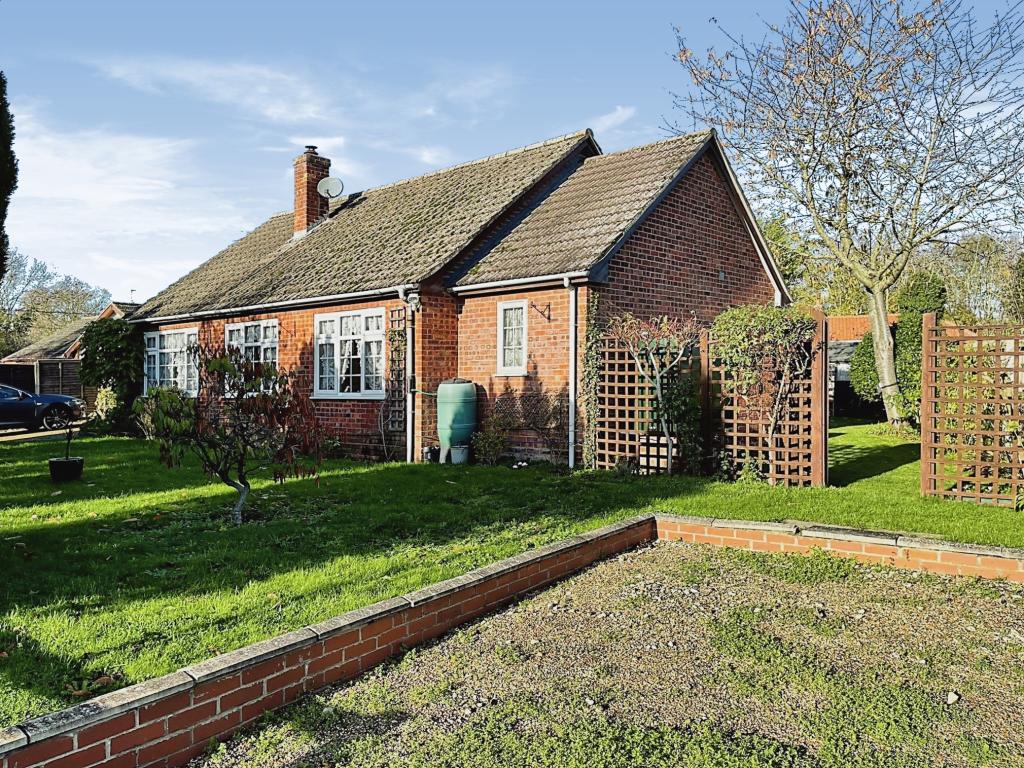 3 bedroom detached bungalow for sale in Burston Road, Shimpling, Diss, IP21