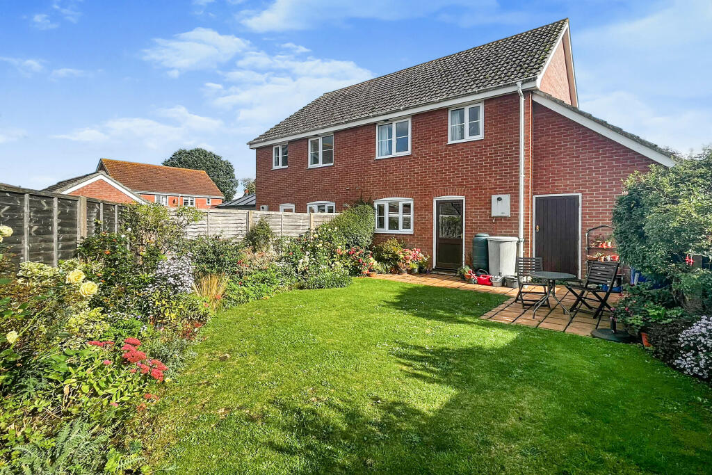3 bedroom semidetached house for sale in Lewis Close, Hopton, Diss, IP22