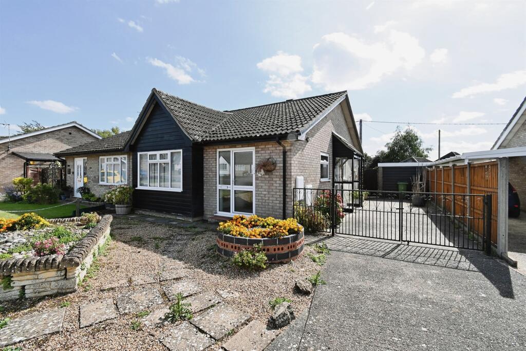 2 bedroom semidetached bungalow for sale in Bramley Road, Diss, IP22