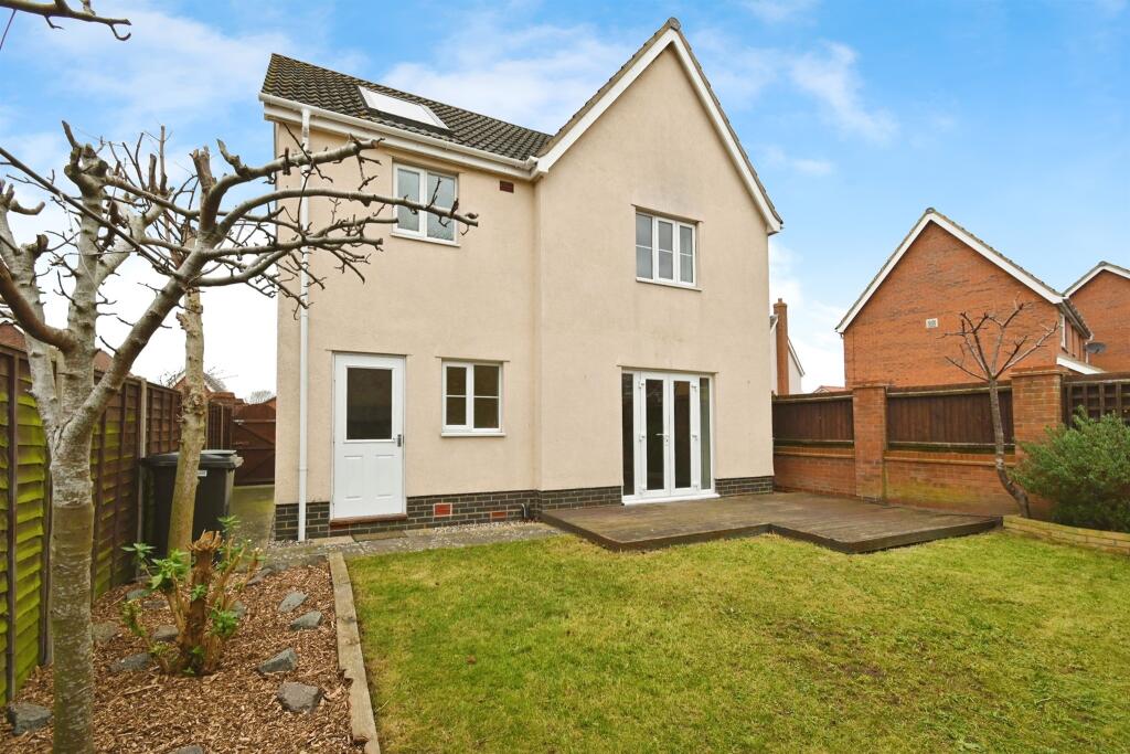 3 bedroom detached house for sale in Bullfinch Drive, Harleston, IP20