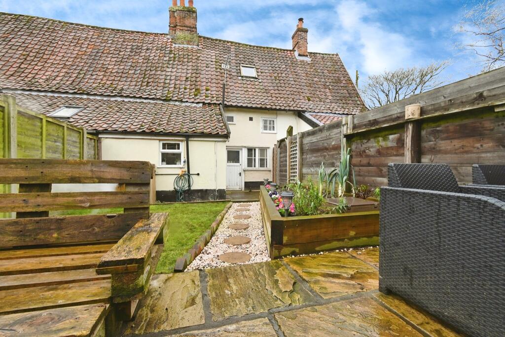 3 bedroom terraced house for sale in Quidenham Road, Kenninghall