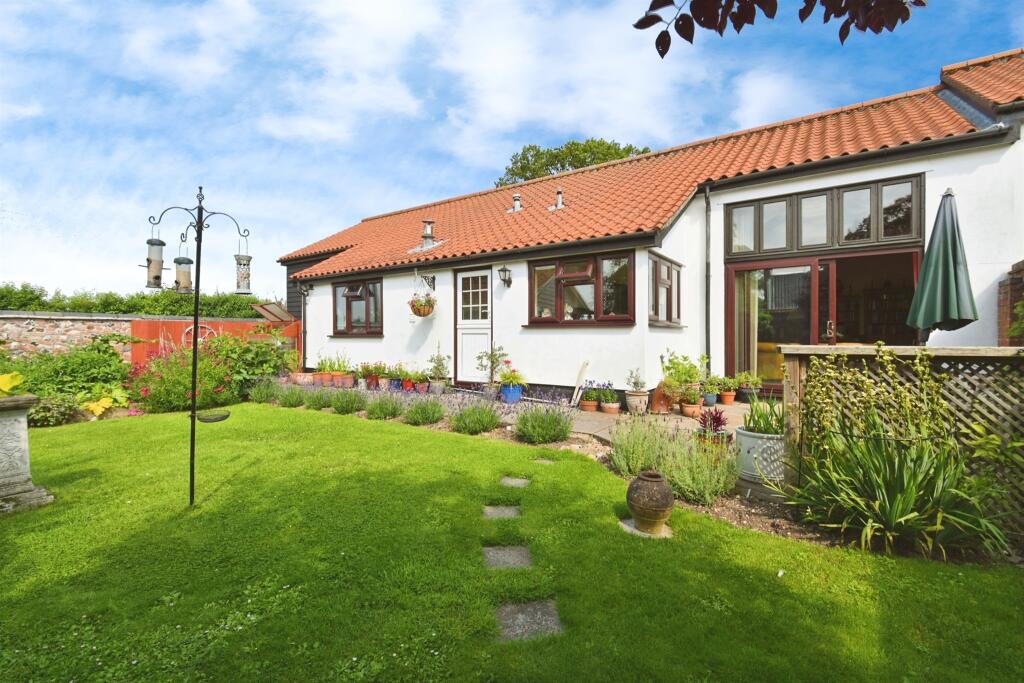 3 bedroom character property for sale in The Street, Tivetshall St