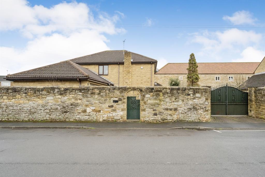 4 bedroom detached house for sale in High Street, Arksey, Doncaster, DN5
