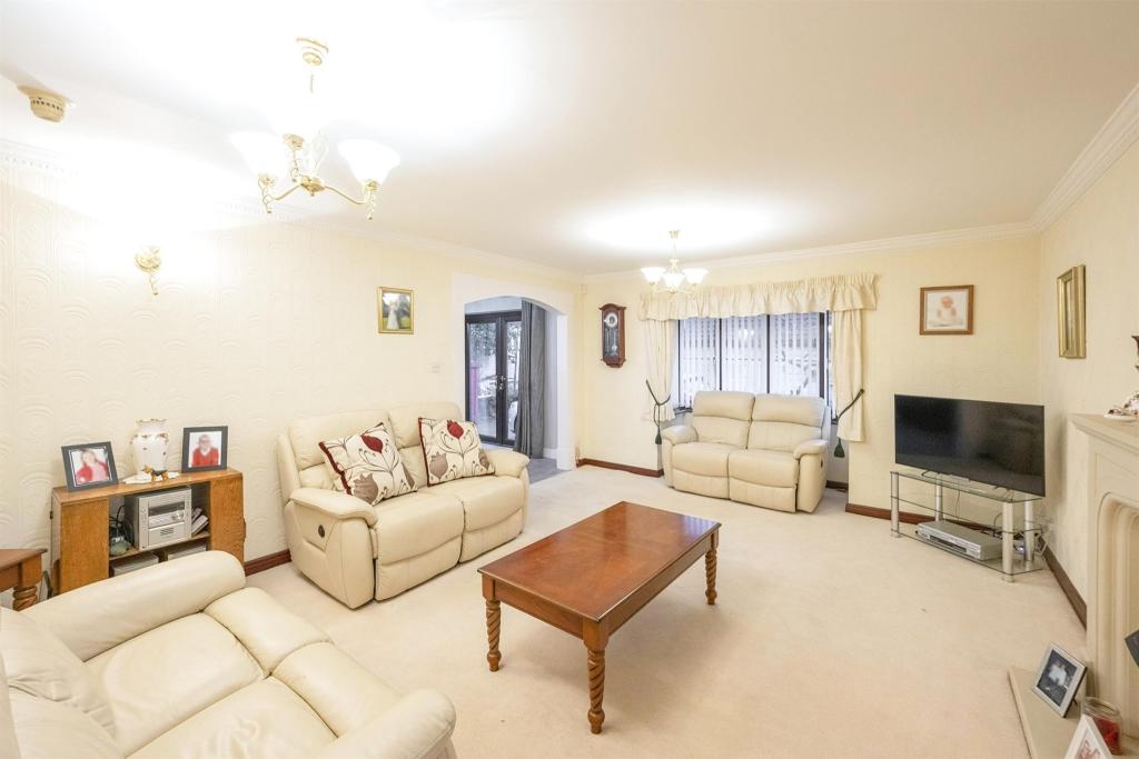 4 bedroom detached house for sale in High Street, Arksey, Doncaster, DN5