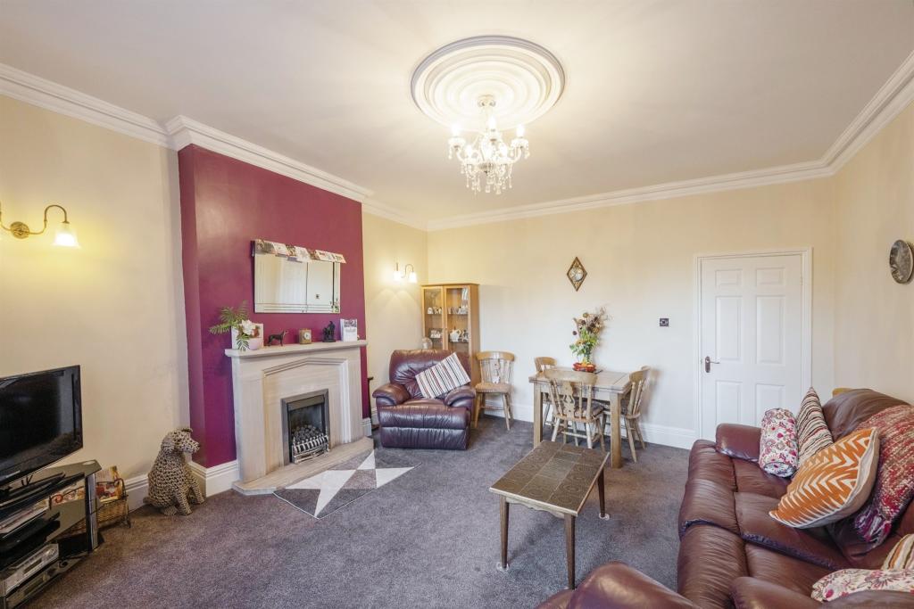 2 bedroom flat for sale in Thorne Road, Wheatley, Doncaster, DN2
