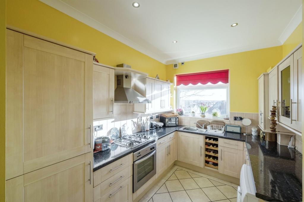 2 bedroom flat for sale in Thorne Road, Wheatley, Doncaster, DN2