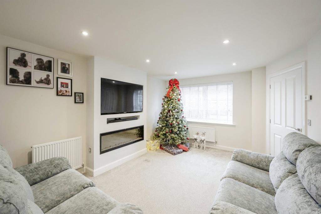 4 bedroom detached house for sale in Yarborough Drive, Wheatley