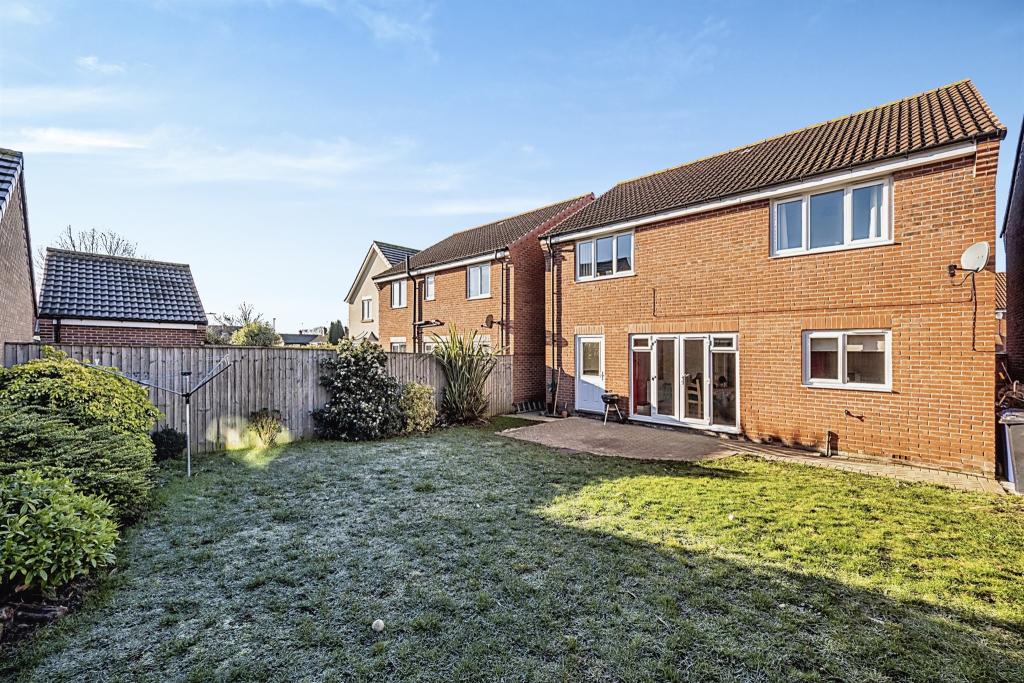 4 bedroom detached house for sale in Holly Field Crescent, Edenthorpe