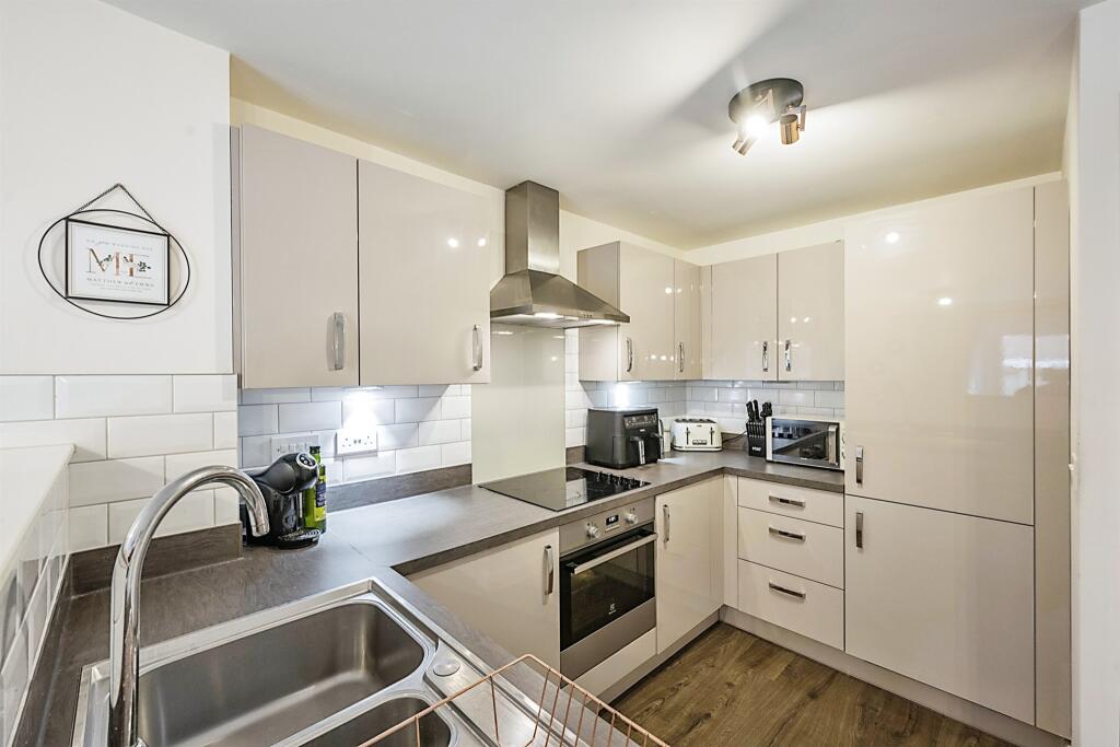 4 bedroom end of terrace house for sale in Yarborough Drive, Wheatley