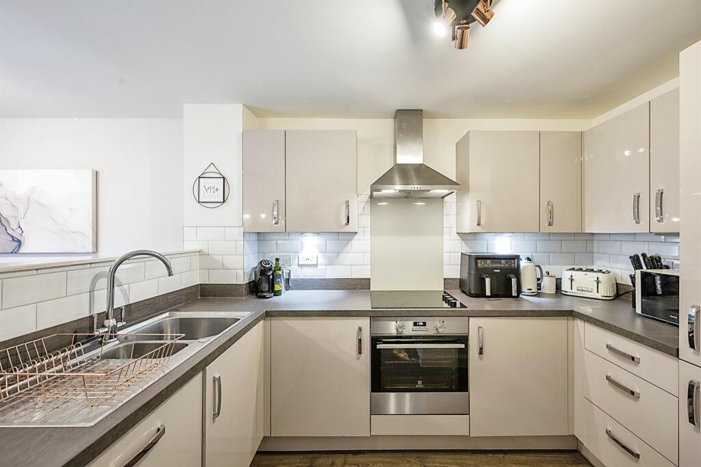 4 bedroom end of terrace house for sale in Yarborough Drive, Wheatley