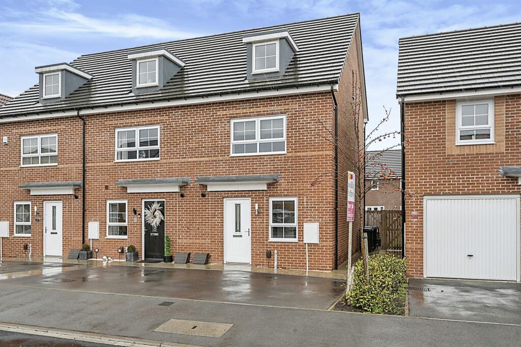 4 bedroom end of terrace house for sale in Yarborough Drive, Wheatley