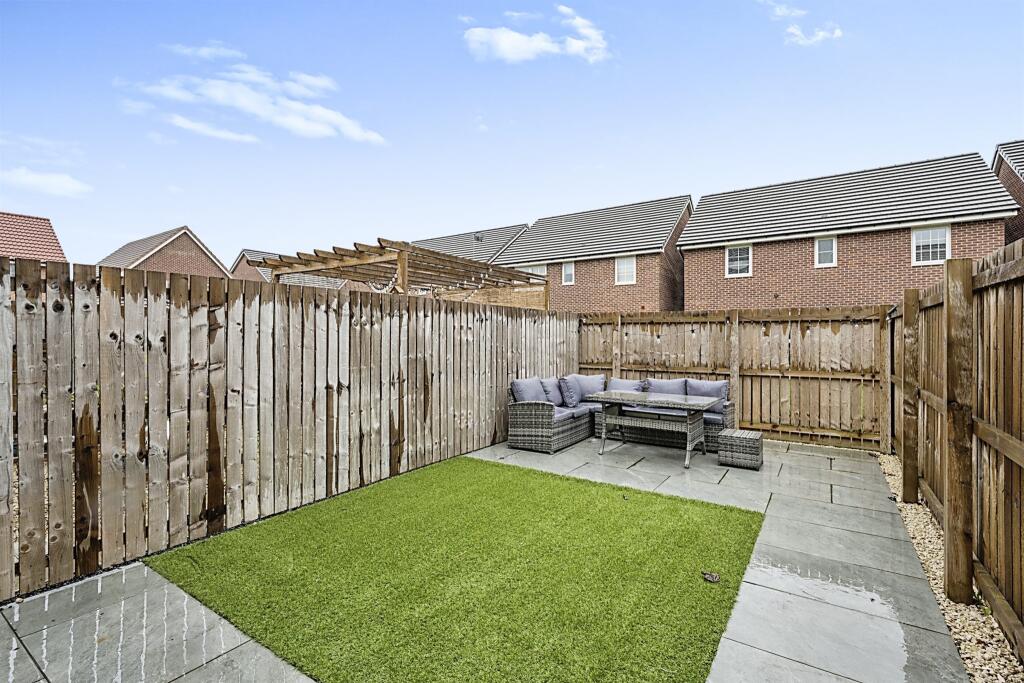 4 bedroom end of terrace house for sale in Yarborough Drive, Wheatley