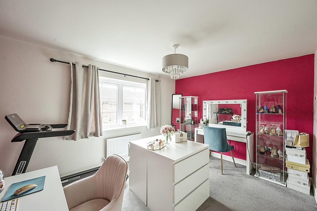 4 bedroom end of terrace house for sale in Yarborough Drive, Wheatley