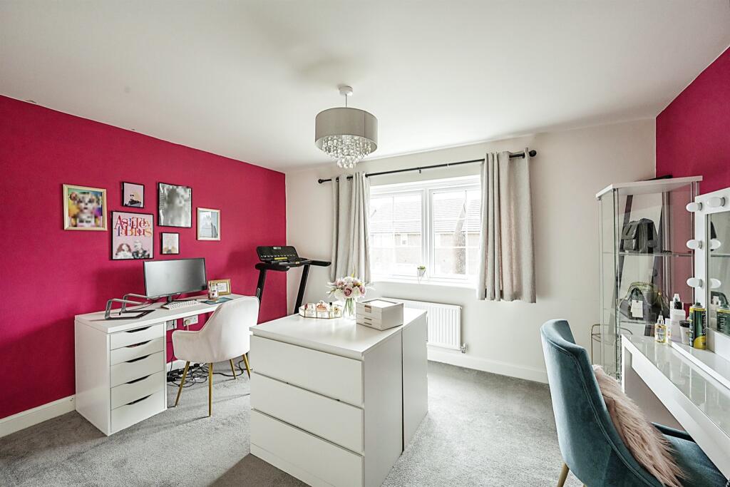4 bedroom end of terrace house for sale in Yarborough Drive, Wheatley