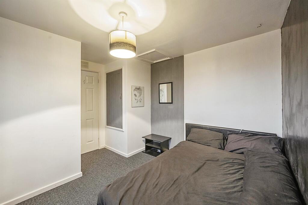 4 bedroom semidetached house for sale in Kelsey Gardens, Bessacarr