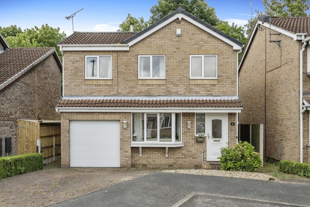4 bedroom detached house for sale in Meadow Croft, Edenthorpe, Doncaster, DN3