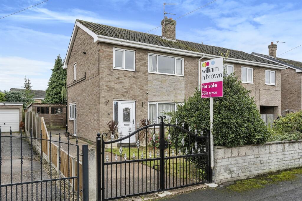 3 bedroom semidetached house for sale in Yew Tree Crescent, Rossington