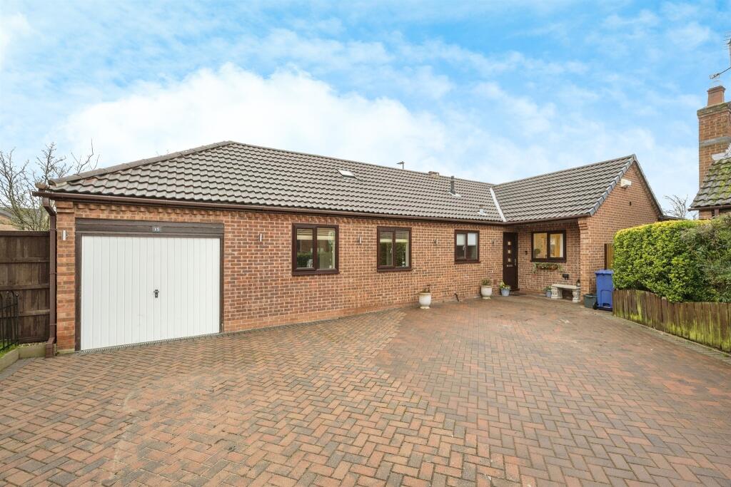 2 bedroom detached bungalow for sale in Plumpton Gardens, Bessacarr