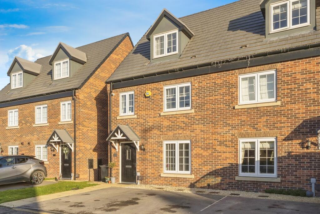 4 bedroom town house for sale in Davy Road, New Rossington, DONCASTER, DN11