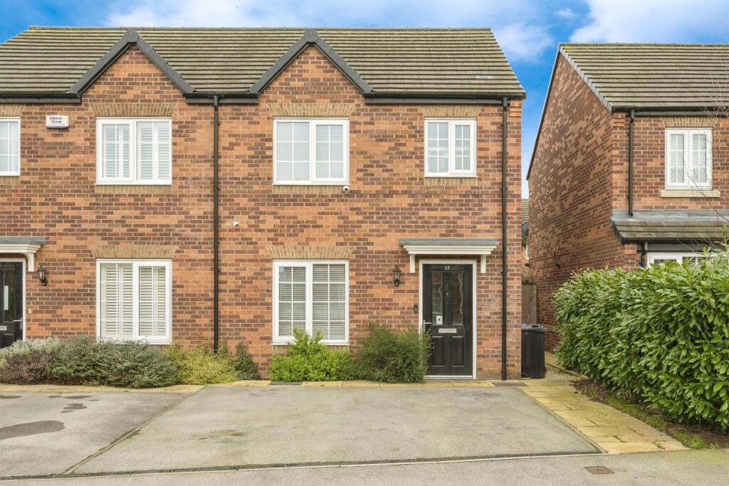 3 bedroom semidetached house for sale in Heatherfields Crescent, New Rossington, Doncaster, DN11