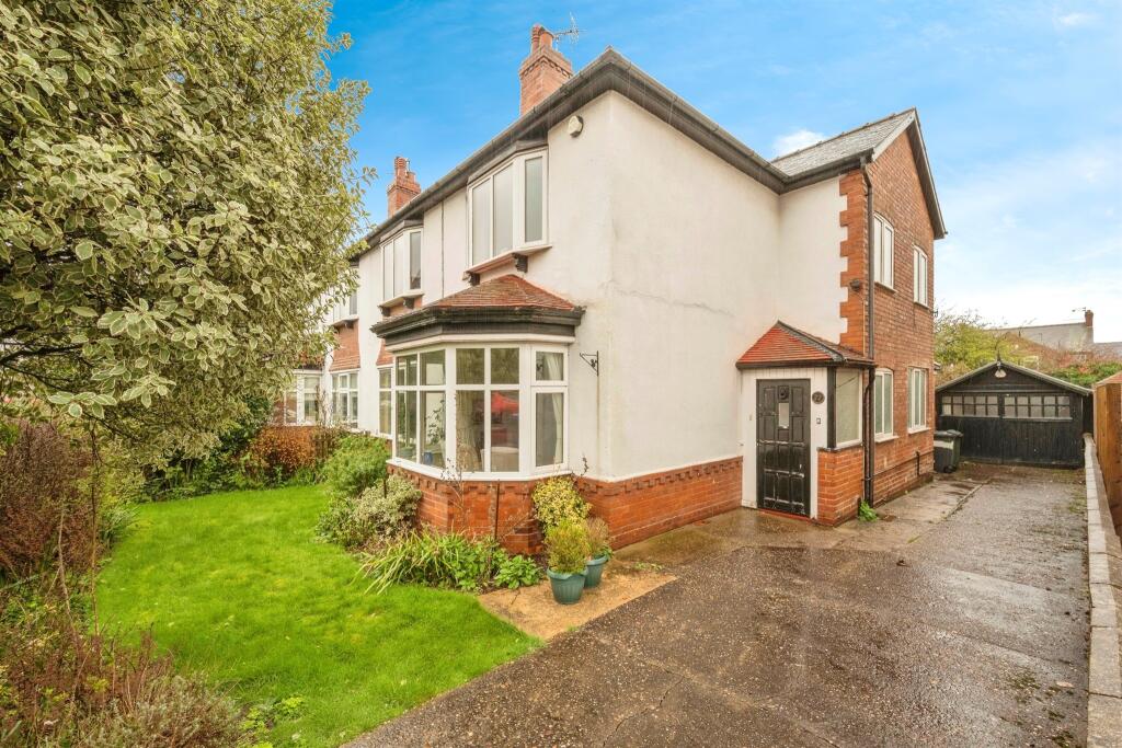 4 bedroom semidetached house for sale in Axholme Road, Wheatley