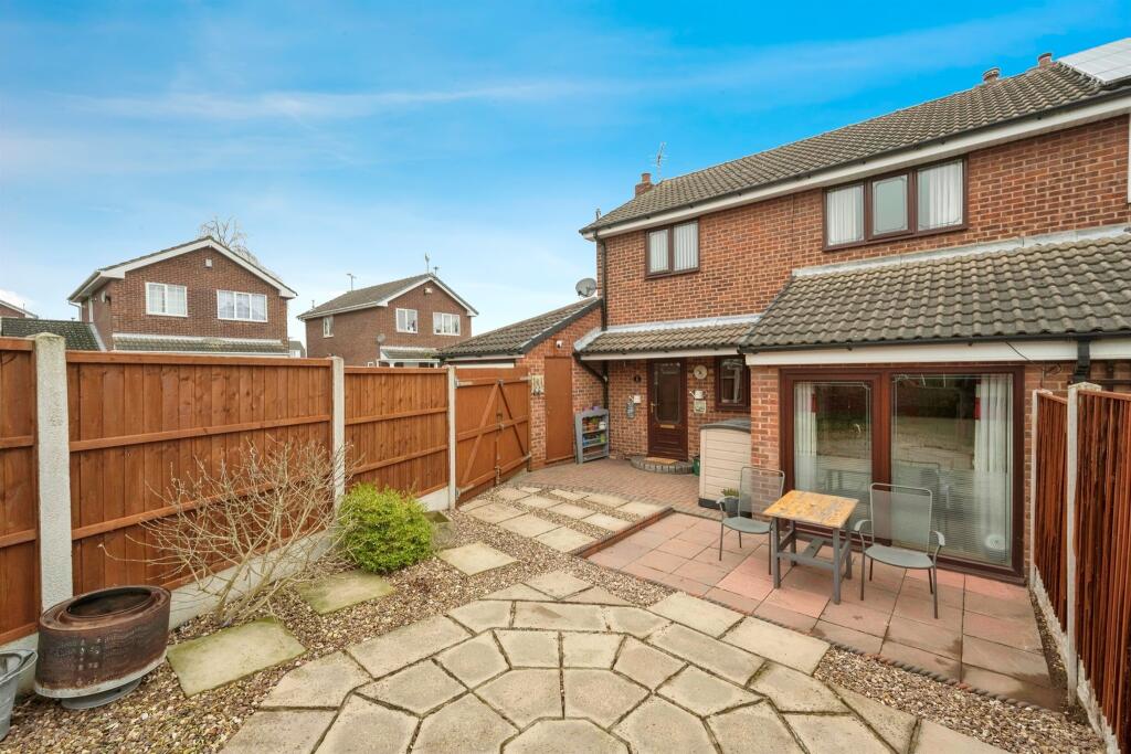 3 bedroom semidetached house for sale in Manor Farm Close, AdwickLe