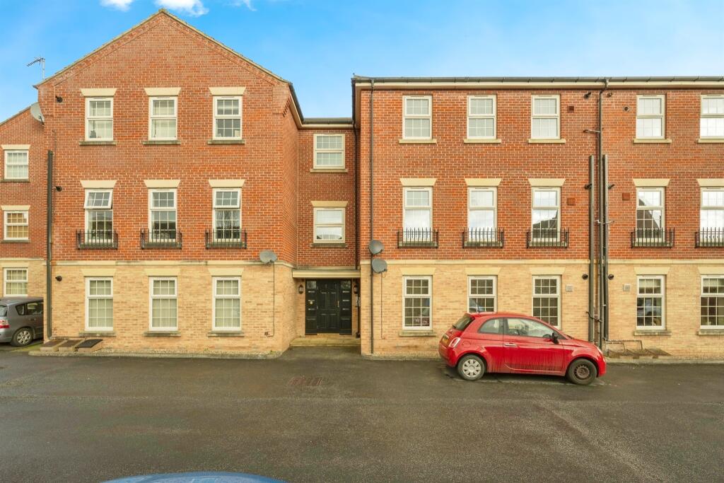 2 bedroom ground floor flat for sale in Farnley Road, Balby, Doncaster, DN4