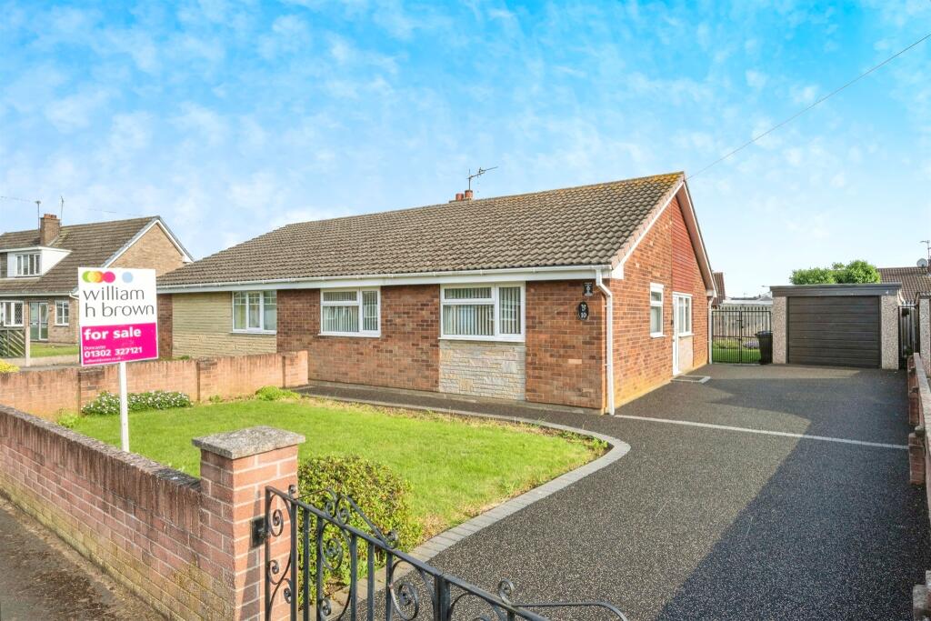 3 bedroom semidetached bungalow for sale in Deansfield Close