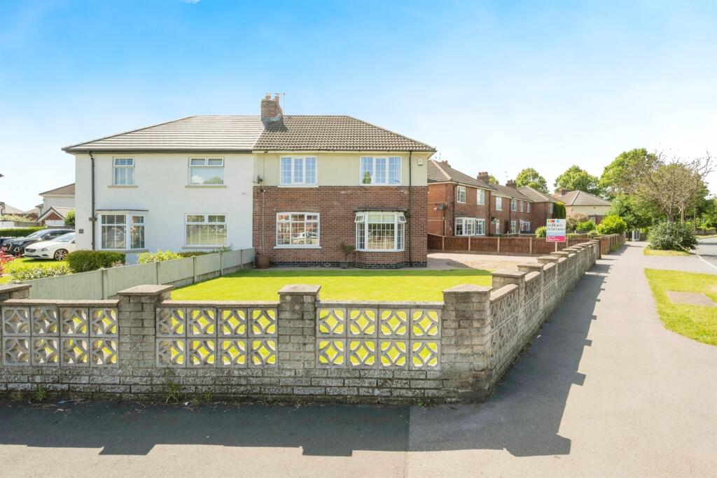 4 bedroom semidetached house for sale in Brecks Lane, Kirk Sandall, Doncaster, DN3