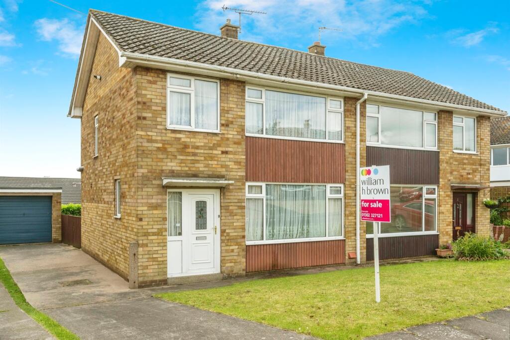 3 bedroom semidetached house for sale in Fern Close, Wheatley Hills