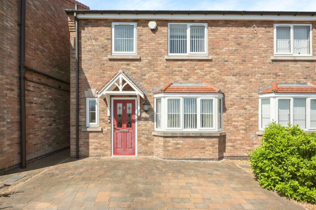 3 bedroom semidetached house for sale in Stripe Road, New Rossington