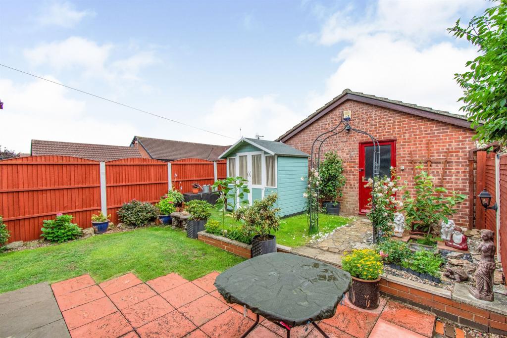 3 bedroom detached house for sale in Meadowfield Road, Barnby Dun