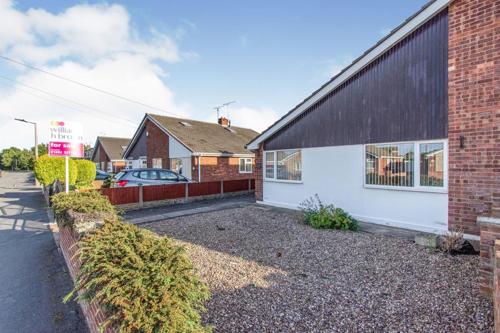3 bedroom semidetached bungalow for sale in Oakwood Drive, Armthorpe