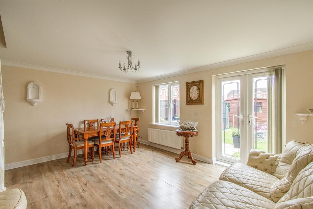 3 bedroom semidetached house for sale in Sunnymede View, Askern