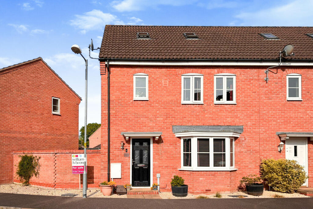 4 bedroom town house for sale in Langridge Circle, Watlington, KING'S
