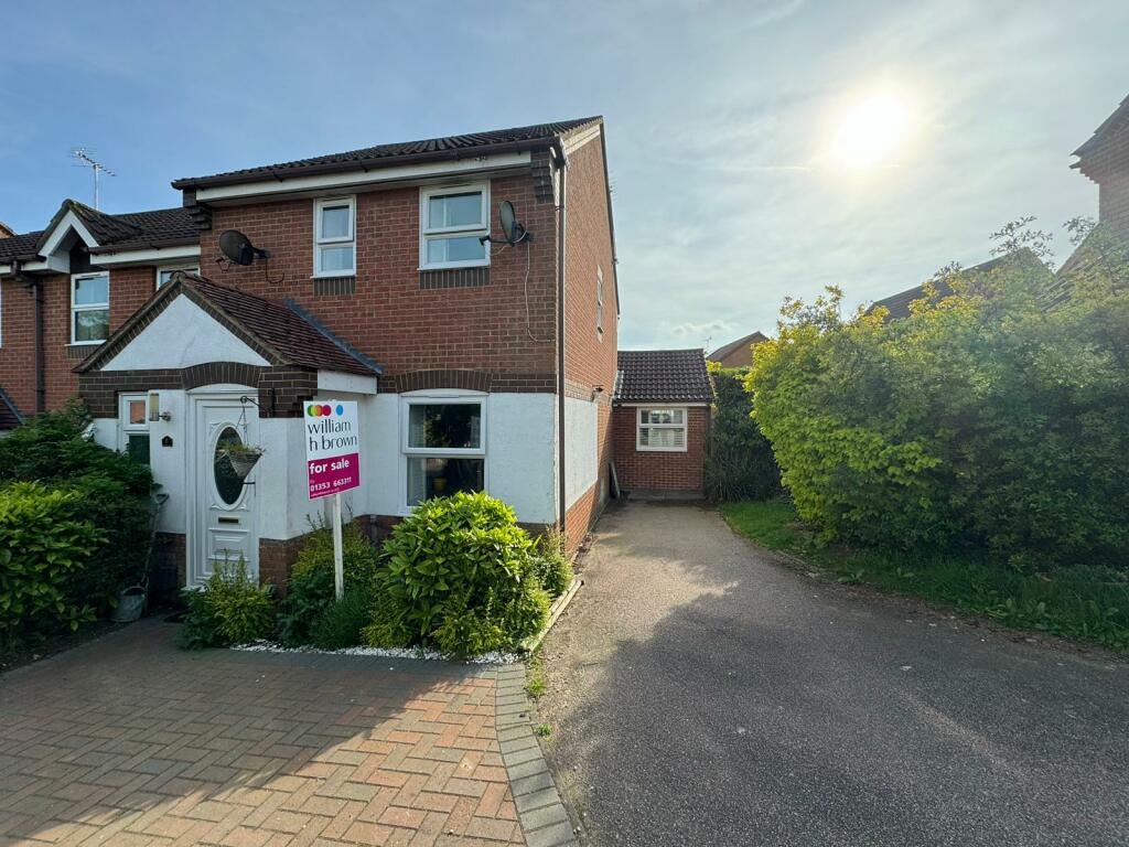 4 bedroom end of terrace house for sale in De La Haye Close, Papworth