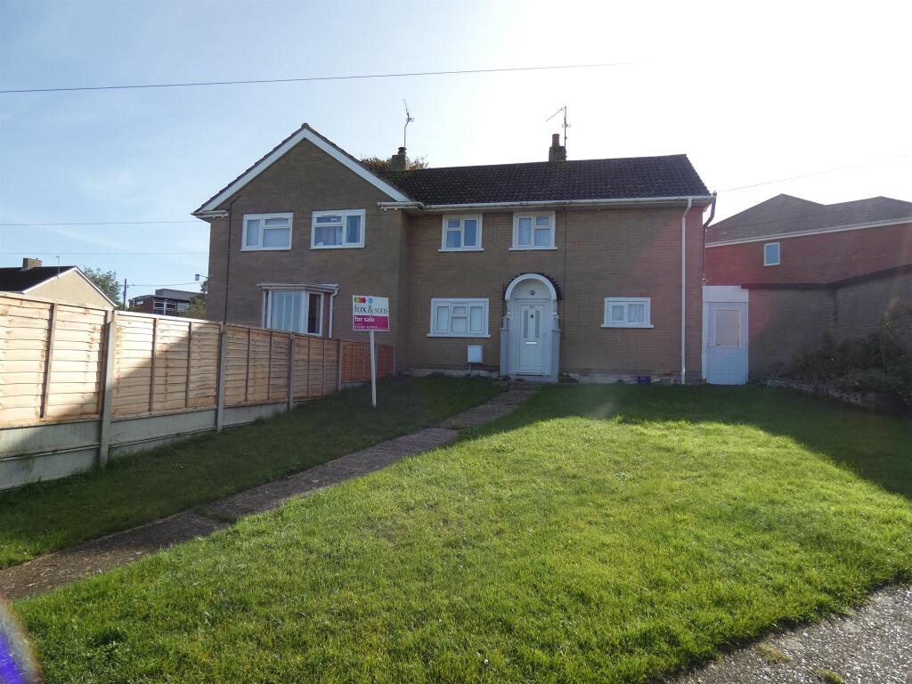 3 bedroom semidetached house for sale in Crescent Road, Bulford
