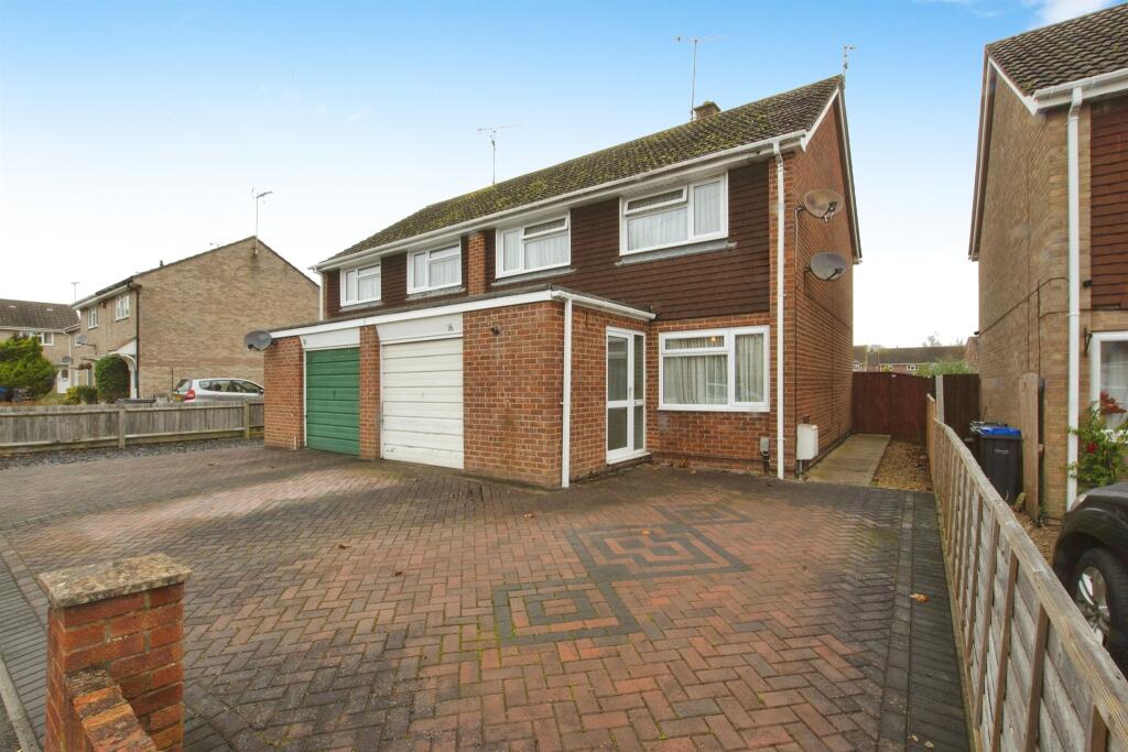 3 bedroom semidetached house for sale in Longfield Close, Durrington