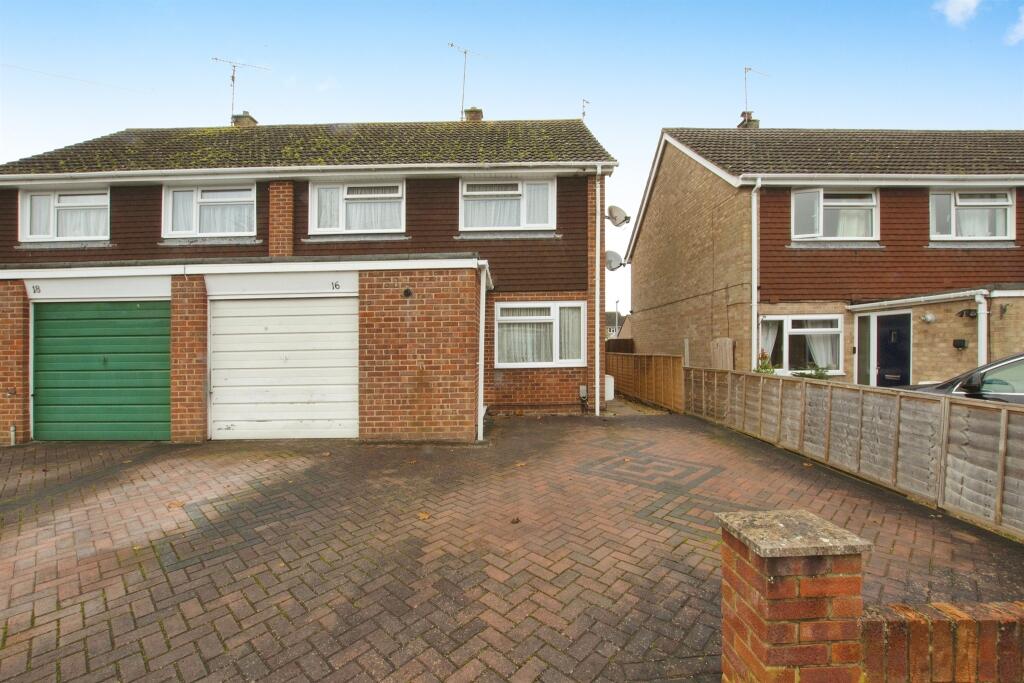 3 bedroom semidetached house for sale in Longfield Close, Durrington