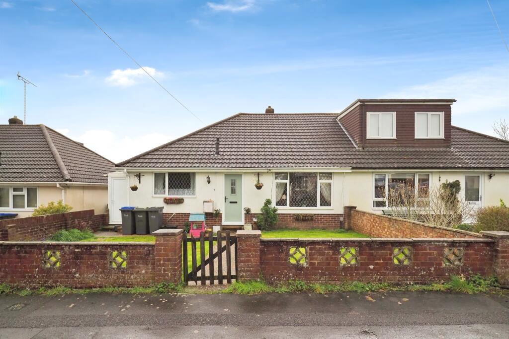 4 bedroom semidetached bungalow for sale in Greenlands Close
